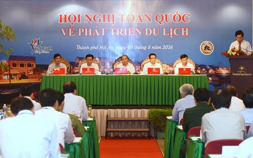 Нгуен Суан Фук предложил решения для развития туристической отрасли страны - ảnh 1